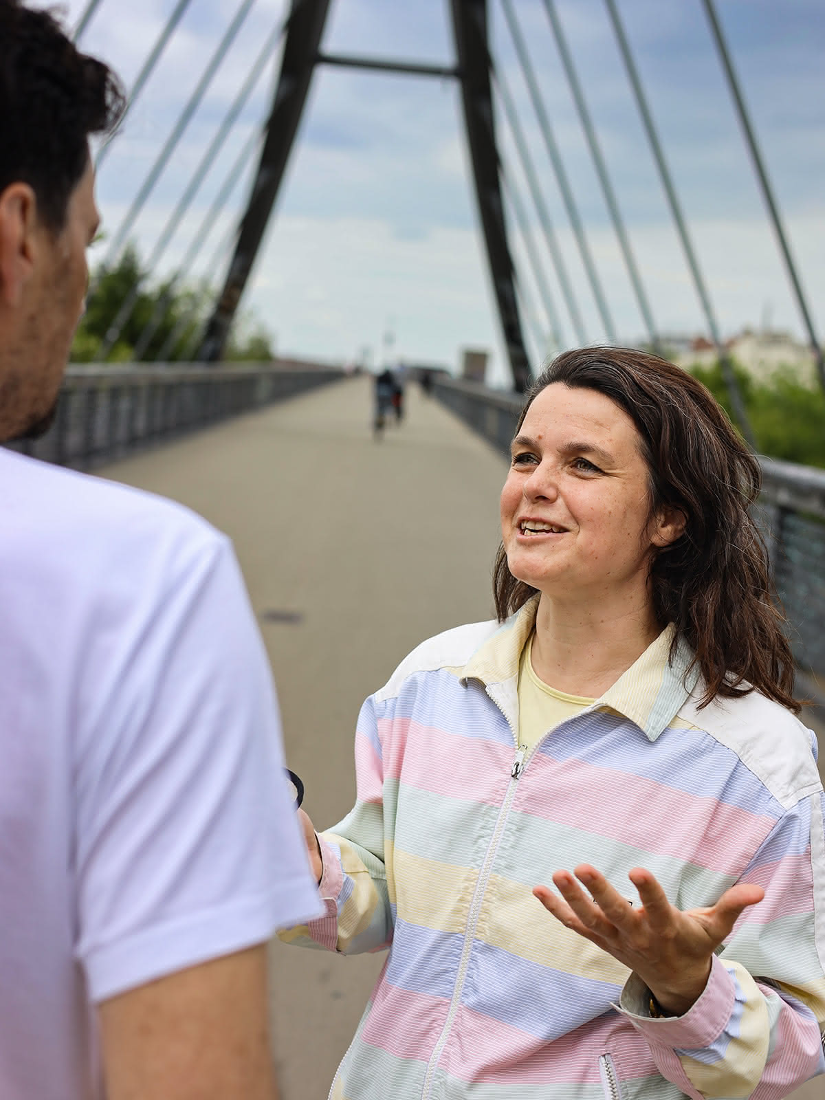 Linda Vierecke im Gespräch auf Füßgängerbrücke Schwedter Steg
